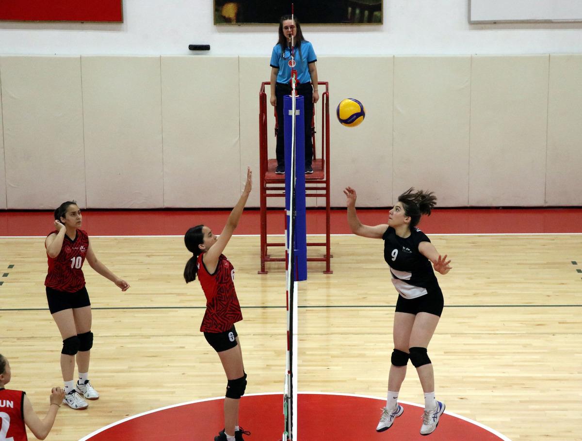 ANALİG Voleybol &Ccedil;eyrek Final m&uuml;sabakaları Karab&uuml;k'te sona erdi