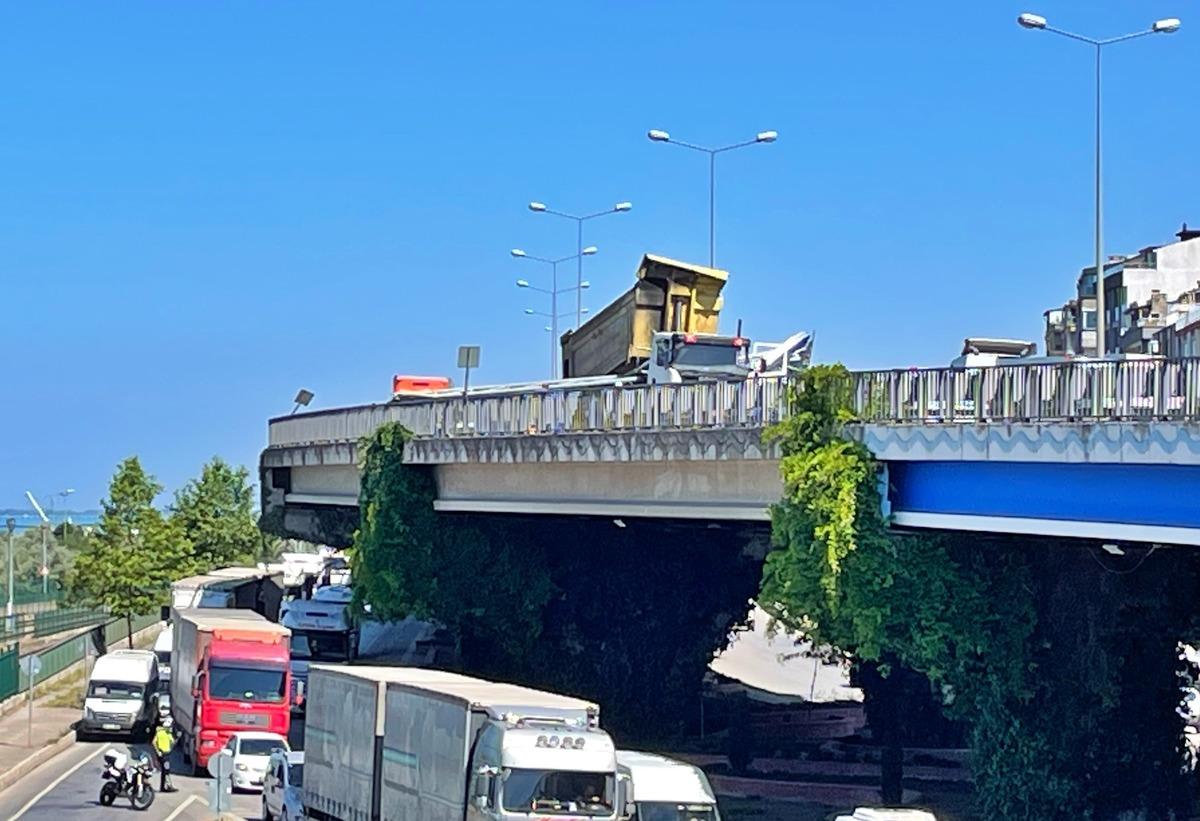 Samsun'da damperi a&ccedil;ık kalan kamyon y&ouml;n tabelasına &ccedil;arptı