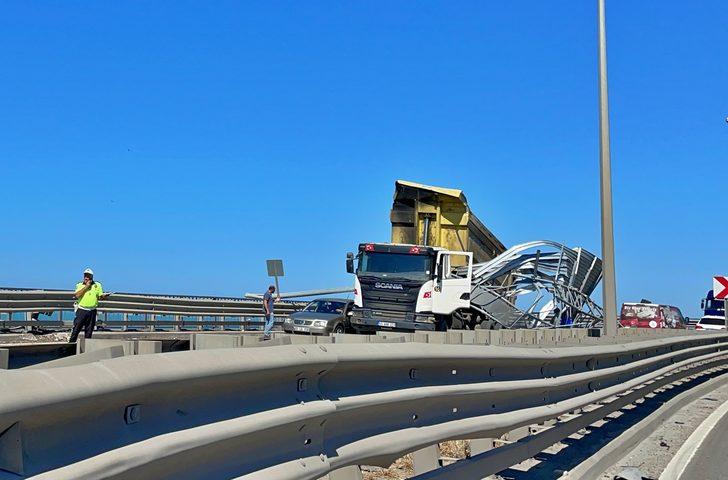 Samsun'da damperi açık kalan kamyon yön tabelasına çarptı G2