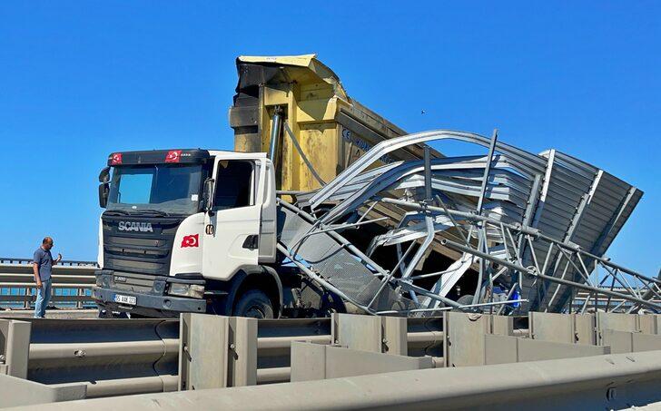 Samsun'da damperi açık kalan kamyon yön tabelasına çarptı G3