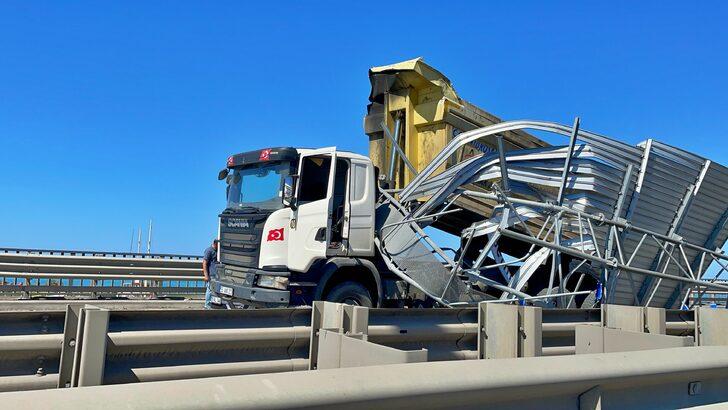 Samsun'da damperi açık kalan kamyon yön tabelasına çarptı G4