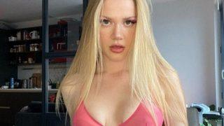 Serel Yereli derin göğüs dekoltesiyle pencere önünde poz verdi! Camdaki Kız diye ben