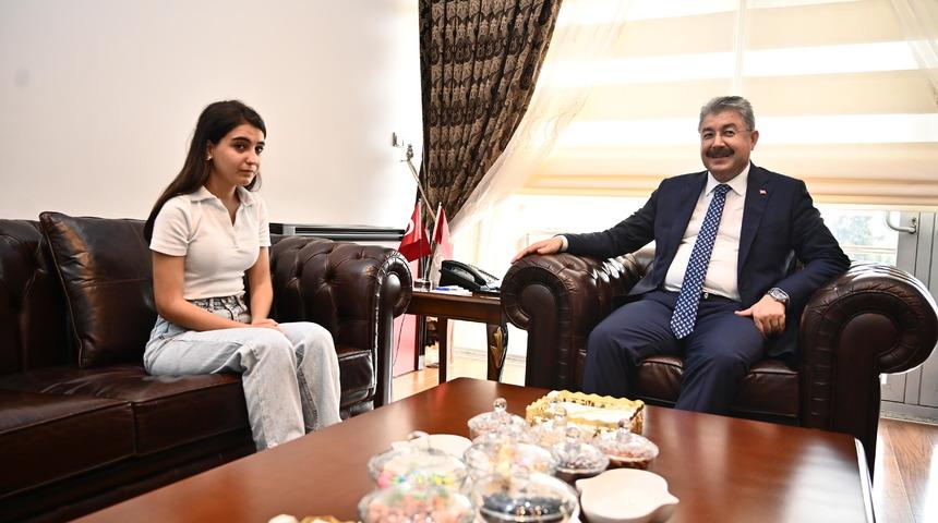 Osmaniye Valisi Yılmaz, TYT'ye girerken kimliğini unutan öğrenciyi kabul etti