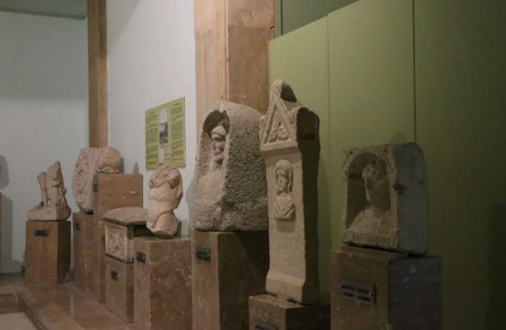 Niğde Tyana Antik Kenti'nde Roma dönemine ait mermerden kadın figürü bulundu G4