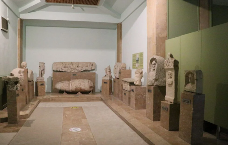 Niğde Tyana Antik Kenti'nde Roma dönemine ait mermerden kadın figürü bulundu G5