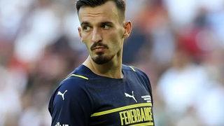 Sevgilisini darp ettiği gerekçesiyle davalık olan Fenerbahçeli Mergim Berisha'dan kas şov!
