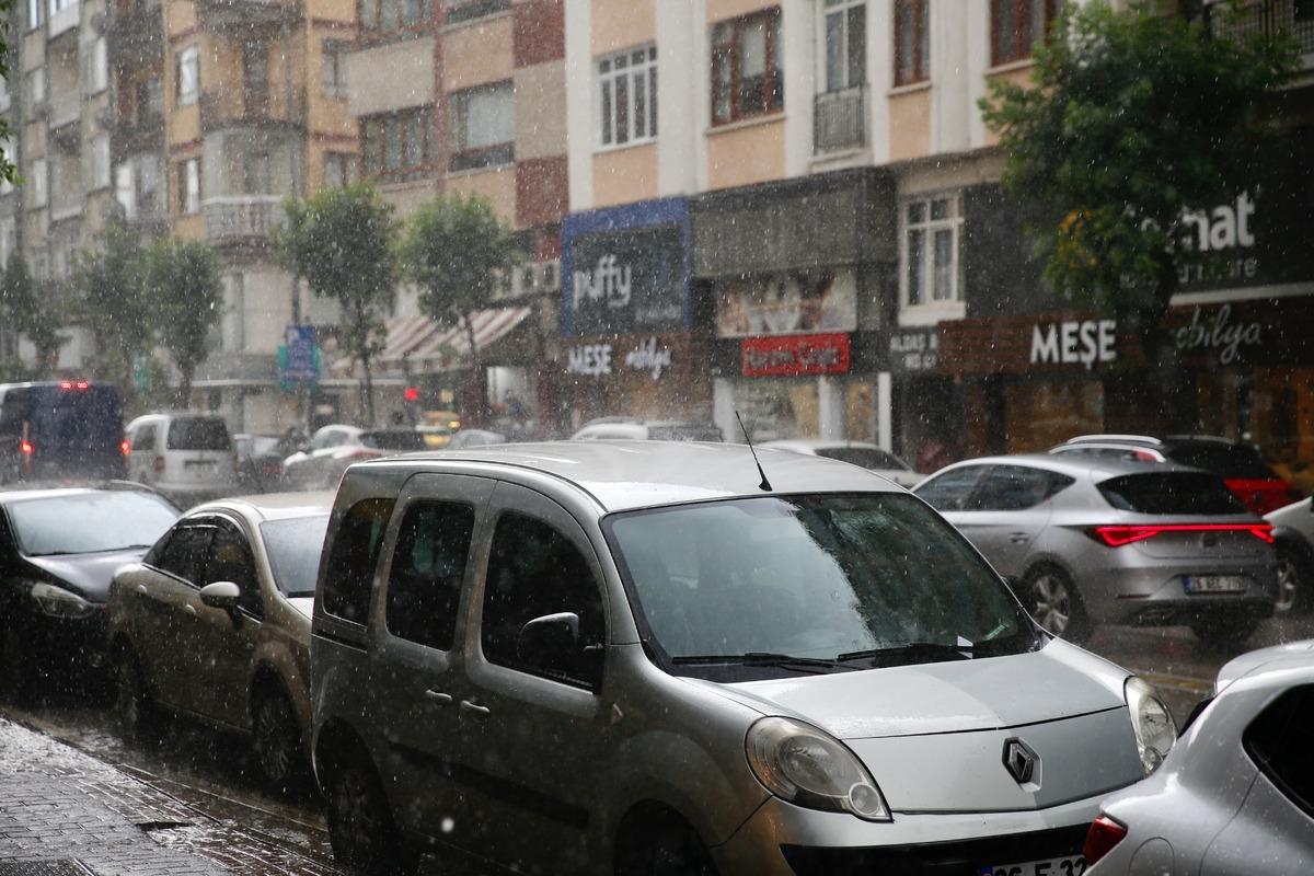 Eskişehir'de sağanak ve dolu yağışı hayatı olumsuz etkiledi