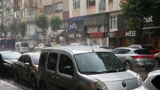 Eskişehir'de sağanak ve dolu yağışı hayatı olumsuz etkiledi