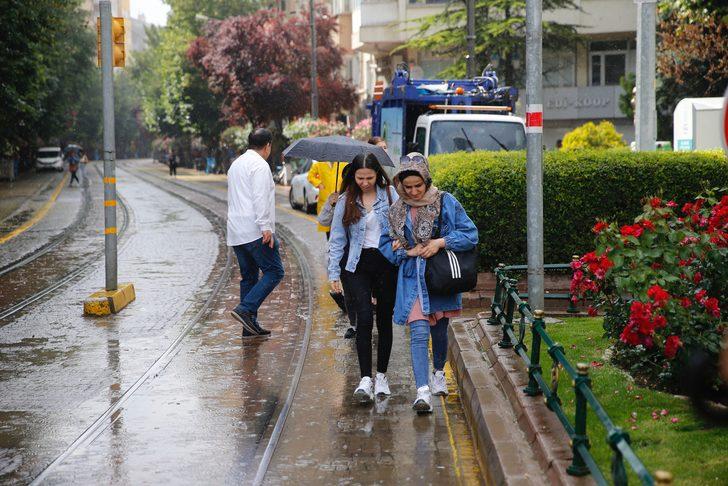 Eskişehir'de sağanak ve dolu yağışı hayatı olumsuz etkiledi G4