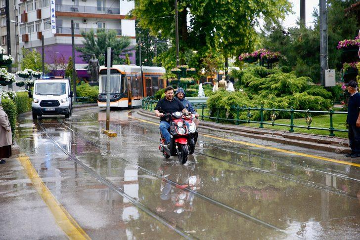 Eskişehir'de sağanak ve dolu yağışı hayatı olumsuz etkiledi G5