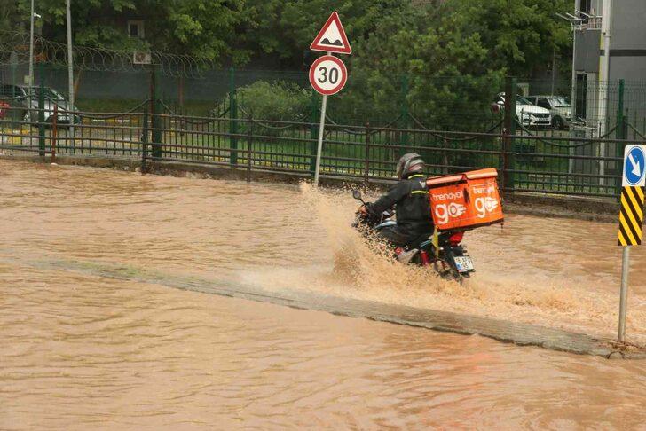 Sağanak Ankara'dan sonra şimdi de Kocaeli'yi vurdu! Kentten gelen kareler inanılmaz... G5