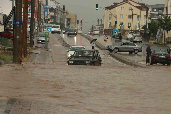 Sağanak Ankara'dan sonra şimdi de Kocaeli'yi vurdu! Kentten gelen kareler inanılmaz... G4