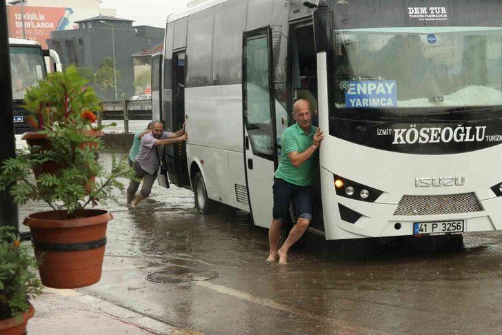 Sağanak Ankara'dan sonra şimdi de Kocaeli'yi vurdu! Kentten gelen kareler inanılmaz... G3