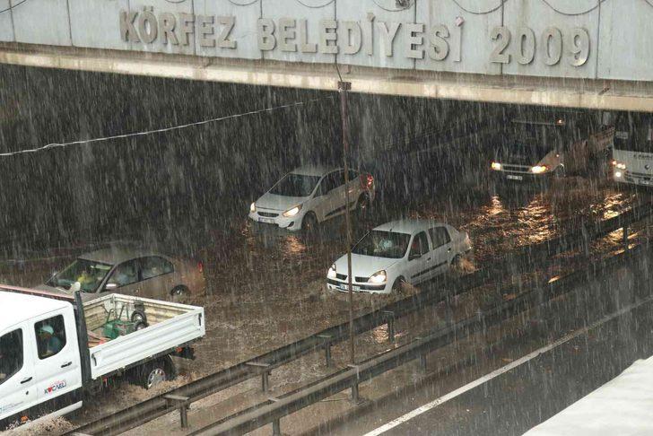 Sağanak Ankara'dan sonra şimdi de Kocaeli'yi vurdu! Kentten gelen kareler inanılmaz... G1