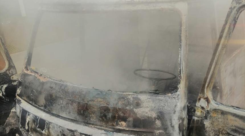 Mersin'de tarım işçilerini taşıyan servis minibüsü yandı