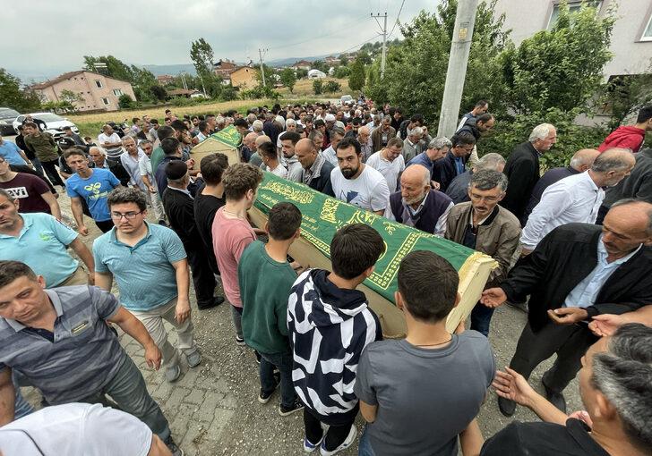 Bursa'da trafik kazasında ölen baba ve iki oğlu defnedildi G1