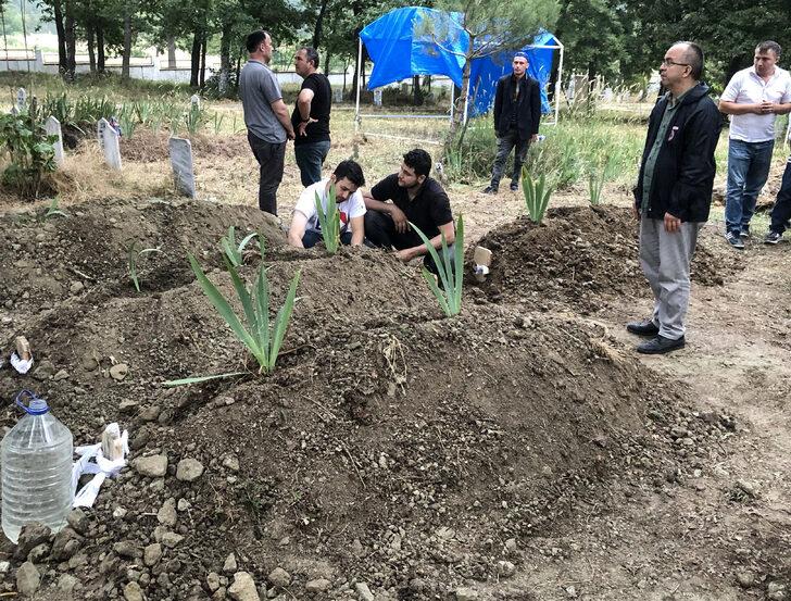 Bursa'da trafik kazasında ölen baba ve iki oğlu defnedildi G3