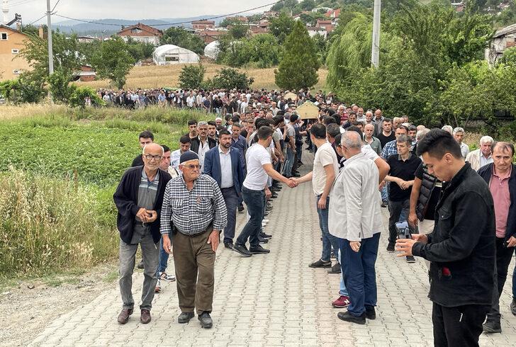 Bursa'da trafik kazasında ölen baba ve iki oğlu defnedildi G4