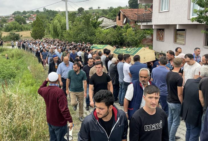Bursa'da trafik kazasında ölen baba ve iki oğlu defnedildi G5