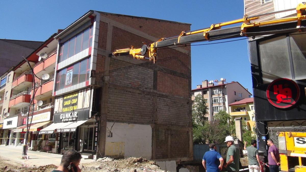 Bitlis'te kazılan inşaat temeli nedeniyle hasar oluşan 4 katlı bina &ccedil;&ouml;kt&uuml;