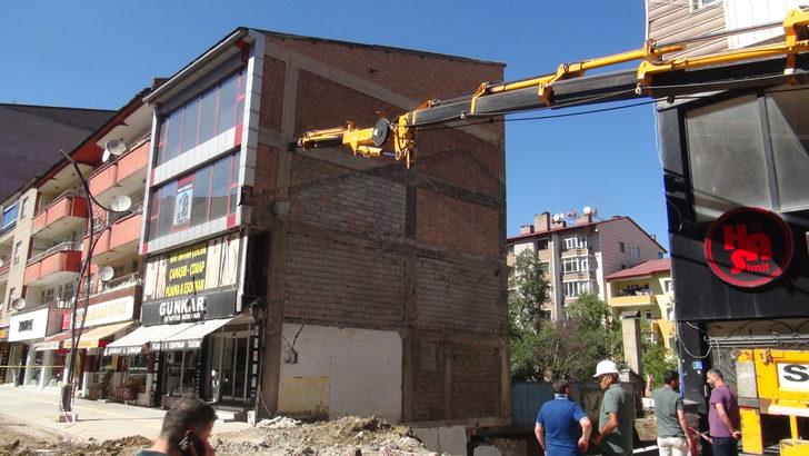 Bitlis'te kazılan inşaat temeli nedeniyle hasar oluşan 4 katlı bina çöktü G1