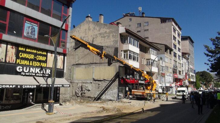 Bitlis'te kazılan inşaat temeli nedeniyle hasar oluşan 4 katlı bina çöktü G2