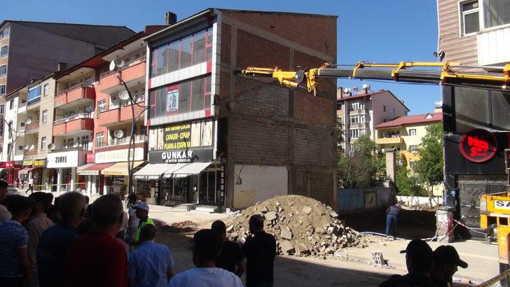 Bitlis'te kazılan inşaat temeli nedeniyle hasar oluşan 4 katlı bina çöktü G3