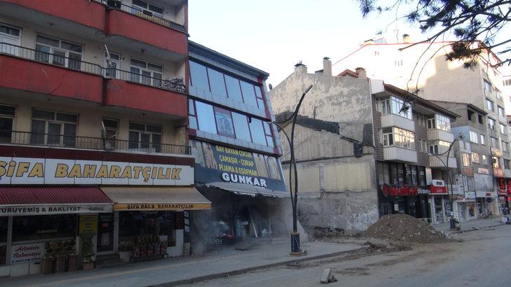 Bitlis'te kazılan inşaat temeli nedeniyle hasar oluşan 4 katlı bina çöktü G4