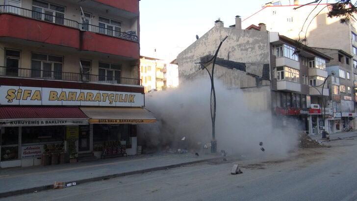 Bitlis'te kazılan inşaat temeli nedeniyle hasar oluşan 4 katlı bina çöktü G5