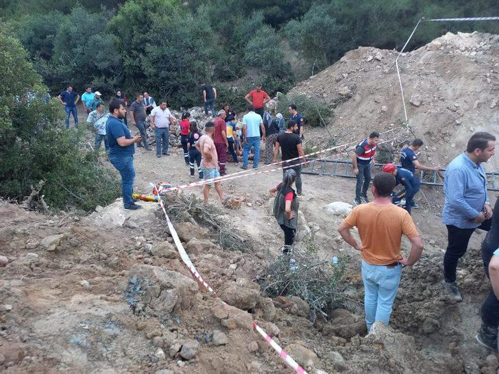 Manisa'da su iletim hattı kazı çalışmasında göçük meydana geldi G3