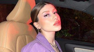 Şeyda Erdoğan göğüs dekolteli pozuyla mest etti! Yanıyor buralar