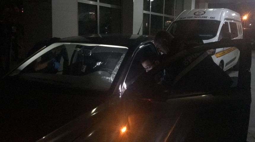 Seyir halindeki otomobile kurşun yağdırdılar: 2 yaralı