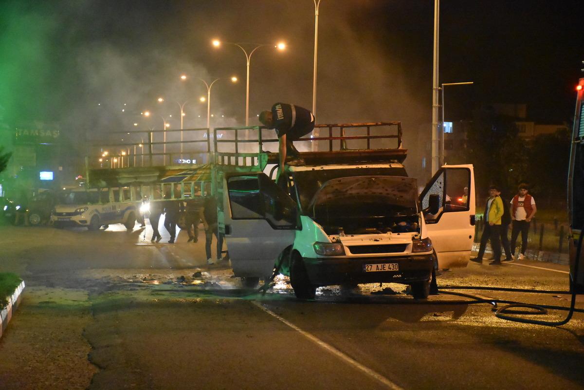 Kars'ta kağıt toplanan geri d&ouml;n&uuml;ş&uuml;m aracında yangın &ccedil;ıktı
