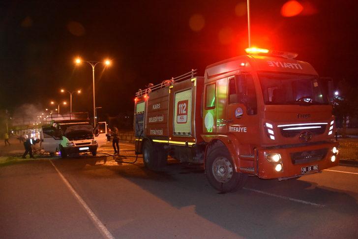 Kars'ta kağıt toplanan geri dönüşüm aracında yangın çıktı G2