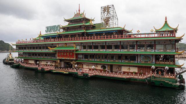Hong Kong'un simgesiydi... Yüzen dev restoran battı!