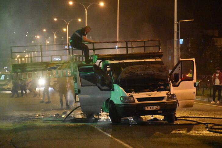 Kars'ta kağıt toplanan geri dönüşüm aracında yangın çıktı G3