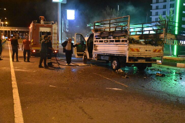 Kars'ta kağıt toplanan geri dönüşüm aracında yangın çıktı G5