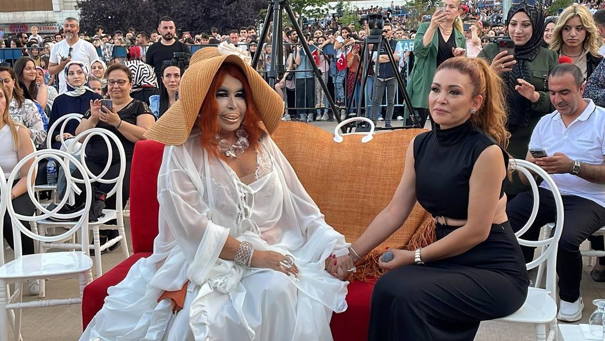 B&uuml;lent Ersoy, Karab&uuml;k'te g&uuml;zellik merkezi a&ccedil;ılışına katıldı