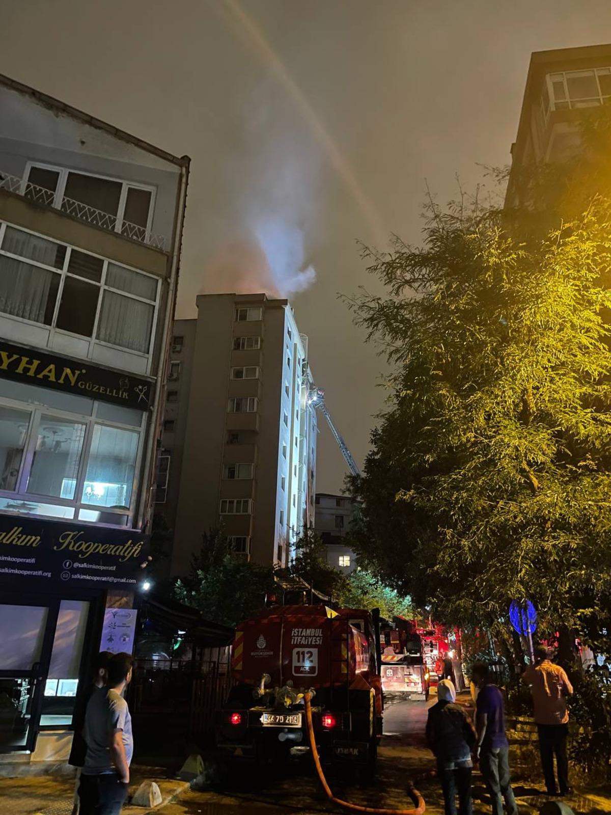 Kadık&ouml;y'de 11 katlı binanın &ccedil;atısında &ccedil;ıkan yangın s&ouml;nd&uuml;r&uuml;ld&uuml;
