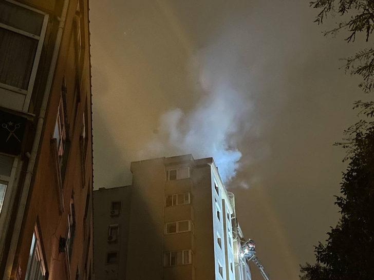Kadıköy'de 11 katlı binanın çatısında çıkan yangın söndürüldü G2