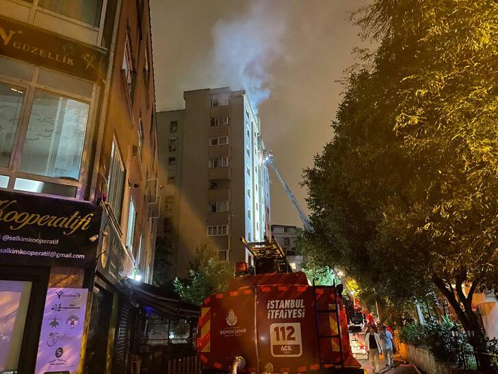 Kadıköy'de 11 katlı binanın çatısında çıkan yangın söndürüldü G3