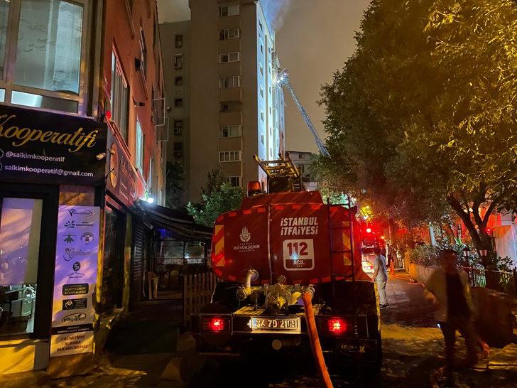 Kadıköy'de 11 katlı binanın çatısında çıkan yangın söndürüldü G4