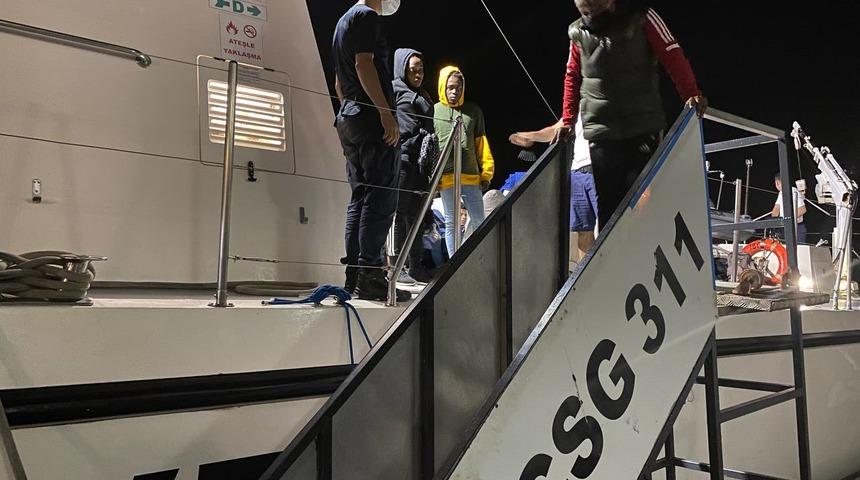 İzmir açıklarında 39 düzensiz göçmen kurtarıldı, 32 göçmen ise yakalandı