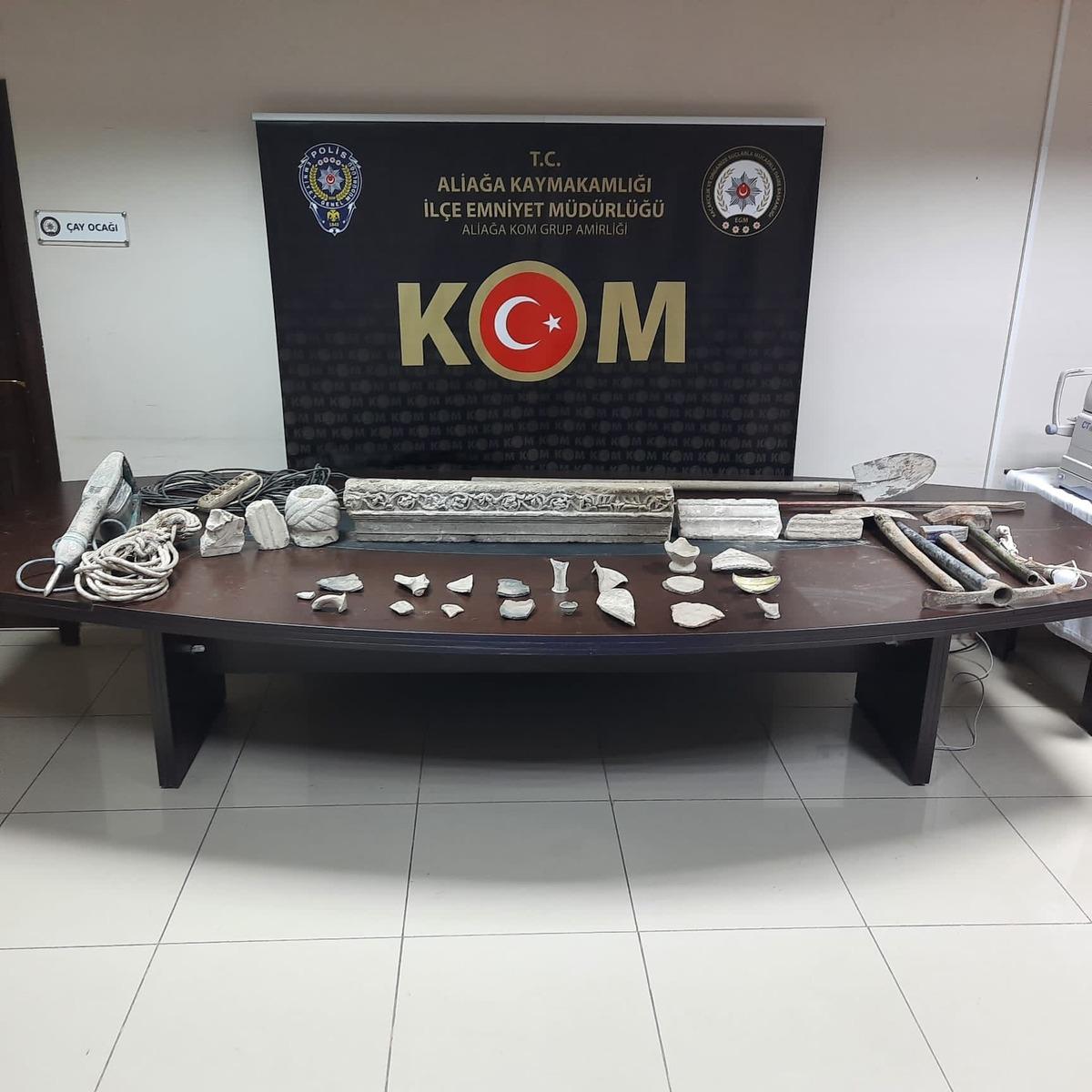 İzmir'de ka&ccedil;ak kazı yapılan evlerde Roma d&ouml;nemine ait eserler ele ge&ccedil;irildi