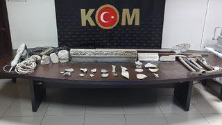 İzmir'de kaçak kazı yapılan evlerde Roma dönemine ait eserler ele geçirildi