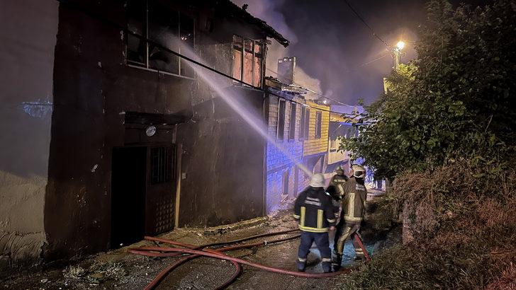 Bursa'da tekstil atölyesinde çıkan yangın 2 eve sıçradı G2