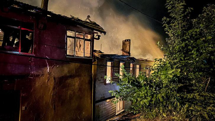 Bursa'da tekstil atölyesinde çıkan yangın 2 eve sıçradı G3