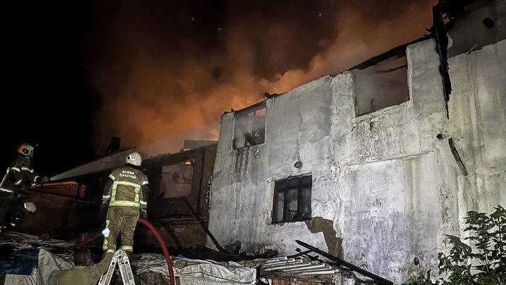 Bursa'da tekstil atölyesinde çıkan yangın 2 eve sıçradı G4