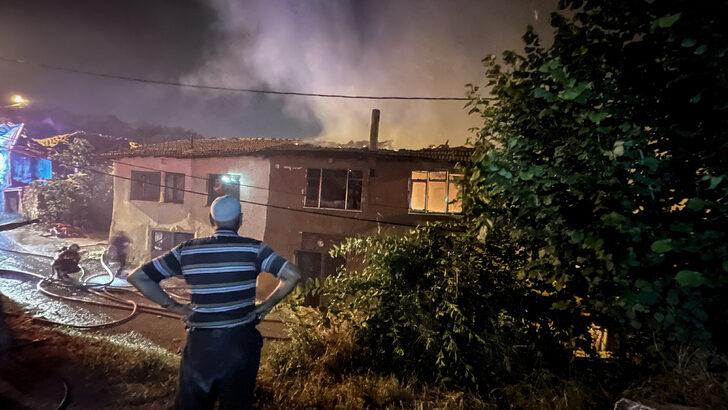 Bursa'da tekstil atölyesinde çıkan yangın 2 eve sıçradı G5