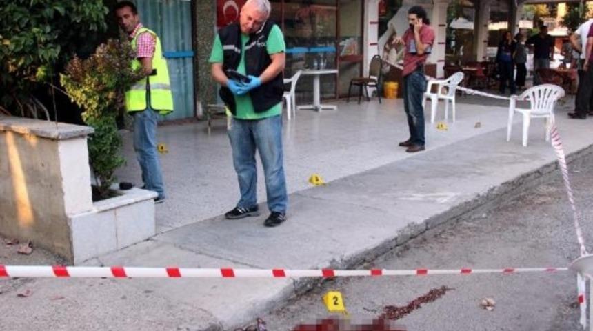 Kahvehanede otururken cinnet getirdi, 2 kişiyi &ouml;ld&uuml;rd&uuml;